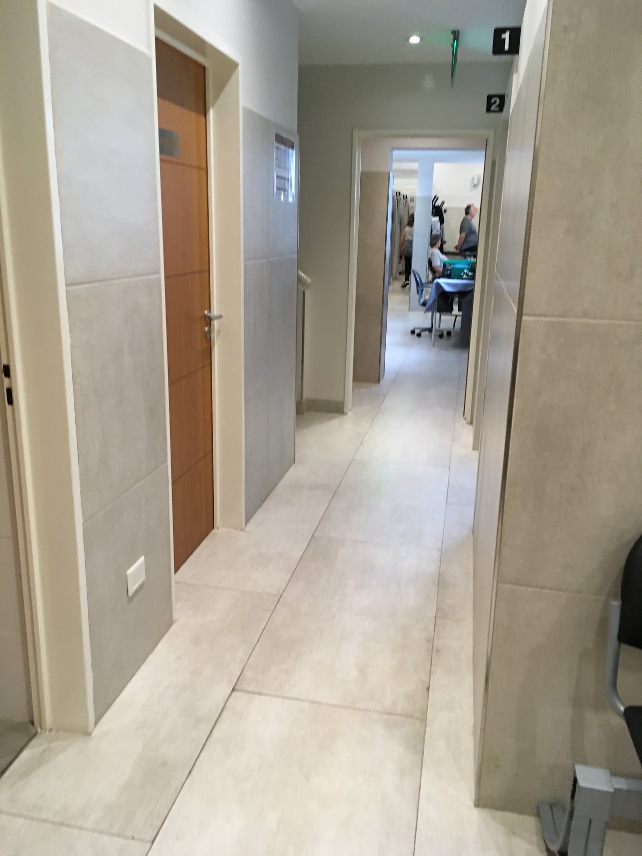 Pasillo y consultorios de Kinesiología Nieri