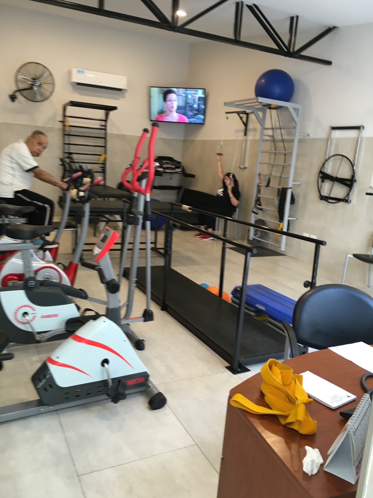 Sala de ejercicios y bicicletas de rehabilitación